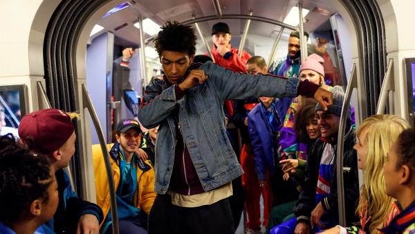 Marlon (Yalany Marshner, m.) begeistert alle bei einem spontanen Tanz-Battle in der U-Bahn.