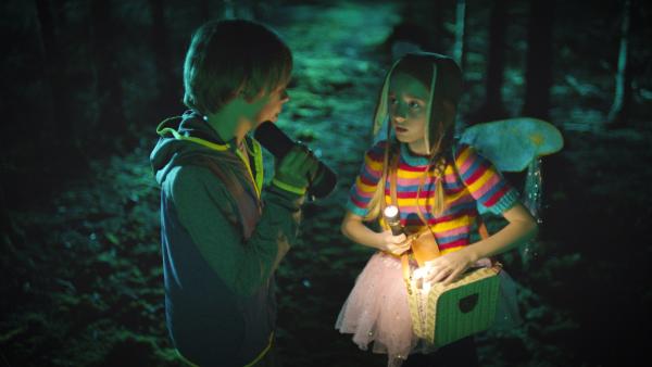 Martin (Sebastian Pöthe, links) und Füchslein (Josefina Krycnerová) gehen nachts durch den Wald - auf  der Suche nach den Zauberwesen und ihrer Königin, um ihnen die drei Gegenstände zu bringen: Tuch, Kamm und Spiegel.