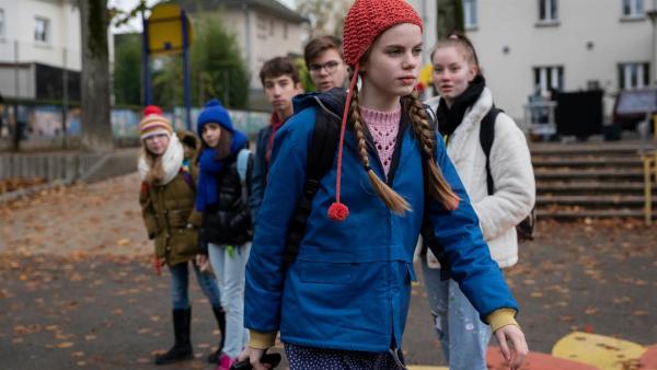 Ulja Funk (Romy Lou Janinhoff) vor Klassenkamerad:innen auf dem Weg über den Pausenhof