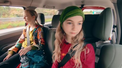 Auf der Suche nach Fritzi! | Rechte: MITTELDEUTSCHER RUNDFUNK Zwei Mädchen sitzen in einem Auto.