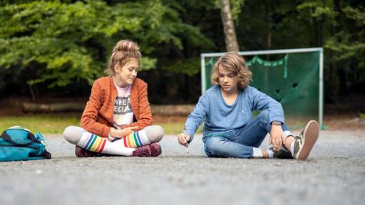 Eva & Adam | Rechte: 2021 Filmlance International AB, Film i Väst AB, Sveriges Television AB, AB Svensk Filmindustri Photo Niklas Maupoix - Niklas Maupoix Eva (Sonja Holm) ist eine leidenschaftliche Fußballerin. Obwohl sie mit ihrer besten Freundin einen Anti-Jungs-Pakt geschlossen hat, gibt sie Adam (Olle Cardell) Nachhilfe in Fußball.