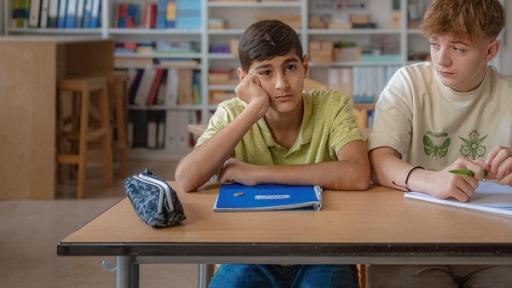 Luca und Eric im Klassenzimmer