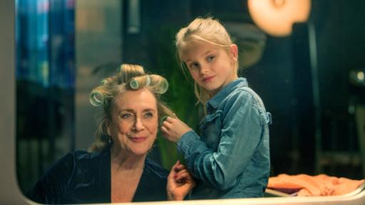Romys Salon | Rechte: Elmer van der Marel - Elmer van der Marel Romy frisiert ihre Oma