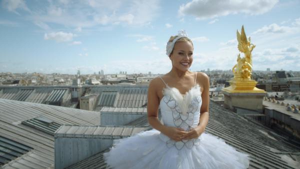 Lena (Jessica Lord) ist glücklich! Sie hat es die Ballettcompagnie der Pariser Oper geschafft und gleich wird sie ihren ersten Auftritt auf der großen Bühne haben.