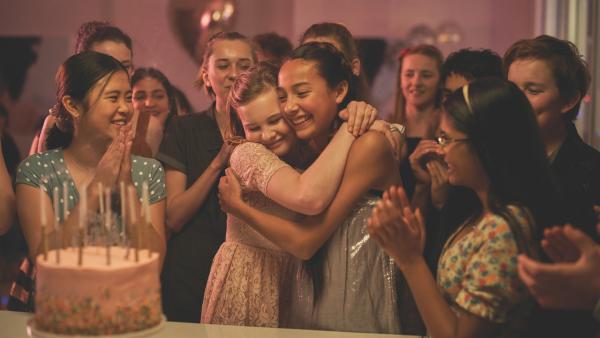 Olivia (Elena Liu, v.l.), Hannah (Evie MacDonald, v.M.l.), Natalie (Nandini Rajagopal, v.r.) und andere Gäste gratulieren Jasmine (Arwen Diamond, v.M.r.) zu ihrem Geburtstag.