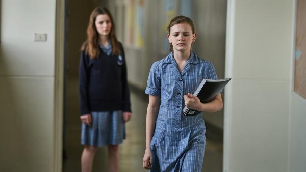 Hannah (Evie MacDonald, r.) befürchtet, dass Isabella (Isabel Burmester, l.) diejenige ist, die ihre Identität als Transgender-Mädchen im Klassenchat verraten hat. Doch Isabella will diese Behauptung nicht auf sich sitzen lassen.
