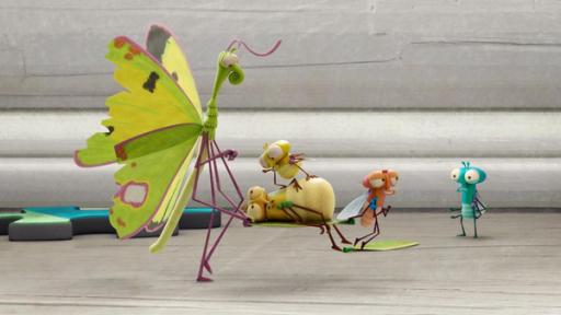 Cary kümmert sich | Rechte: ©Aardman Animations 2022 Innen auf der Fensterbank beobachtet Floyd überrascht, wie Cary und Cornea sich um ein gelbes Insekt kümmern. Die beiden tragen zwischen sich eine Trage aus einem Blatt, auf dem das gelbe Insekt liegt. PB sitzt auf dem dicken Bauch des Insekts und schaut es neugierig an.