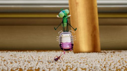 Der dünnhäutige Abakus | Rechte: ©Aardman Animations 2022 Floyd und Abakus schweben knapp über einem Holzboden, auf dem viele Salzkristalle verstreut herumliegen. Abakus baumelt dabei unter Floyd. Doch Floyd muss sich anstrengen, damit die Spinne, die unter Abakus am Boden krabbelt und sich nach ihm streckt, seinem Freund nichts antut.