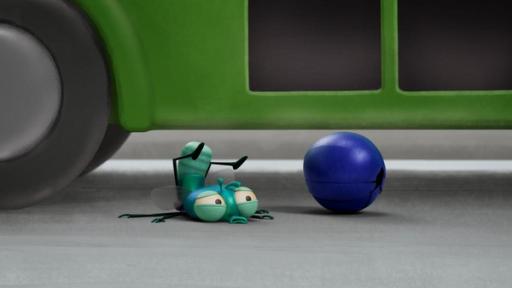 Der lange Spaziergang | Rechte: ©Aardman Animations 2022 Vor einem grünen Spielzeugauto liegt Floyd verdreht auf dem Boden und guckt zu Abakus, der als Kugel neben ihm liegt.