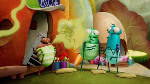 Dicke Luft | Rechte: ©Aardman Animations 2022 Vor dem Eingang zum Apfel der Familie Fliege steht Chuck (l.), die Stinkwanze. Er stößt gerade eine Gestankwolke aus, die PB (2.v.l.) einhüllt. Malcom (2.v.r.) und Gina (r.) schauen fassungslos in Chucks Richtung.