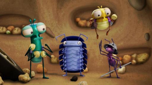 Eine Frage des Geruchs | Rechte: ©Aardman Animations 2022 In der Vorratskammer des Ameisenbaus schauen Floyd und Abakus aufmerksam zu einer Ameise. Diese steht mit Helm und Speer neben ihnen. Über ihnen schwebt PB. Floyd und PB halten Krümel in den Händen.