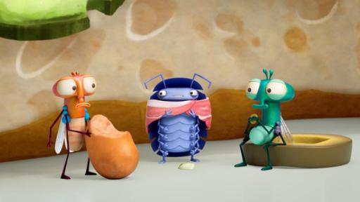 Eiskalt erwischt | Rechte: ©Aardman Animations 2022 Im Kühlschrank vor einem Stück Käse stehen Cary (v.l.n.r.) mit einem angenagten Stück Wurst in den Händen und Abakus, der sich einen Schinkenspeck als Stola umgelegt hat. Floyd sitzt bei ihnen auf einer Olivenscheibe. Sie gucken sich mit betretenen Mienen an.