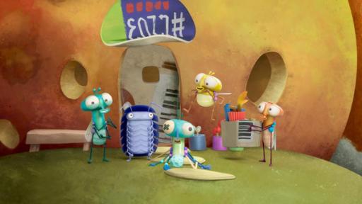 Floyd zieht aus | Rechte: ©Aardman Animations 2022 Floyd wohnt mit seiner Familie in einem Apfel. Davor stehen Floyd, Abakus und Cary, der eine Kiste mit Krimskrams in den Händen hält. Über ihnen schwebt PB und vor ihnen sitzt die Puppe FaFli.