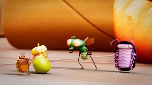 Pizza-Party | Rechte: ©Aardman Animations 2022 Unter dem Herd, wo alles von der Hitze bereits in ein leichtes Orange gehüllt ist, stehen das Marienkäfermädchen Dotty und PB gegenüber von Floyd und Abakus. Floyd schaut erwartungsvoll zu PB, die eine Olive vor sich liegen hat.