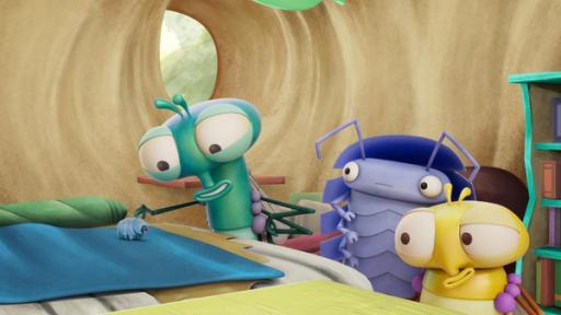 Taffe Bärchen | Rechte: ©Aardman Animations 2022 In Floyds Zimmer stehen Floyd, sein Freund Abakus und seine Schwester PB vor einem Tisch, auf dem das Bärtierchen steht. Floyd streichelt es liebevoll mit einer Hand. Abakus und PB gucken skeptisch.