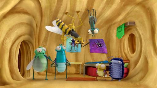 Völlig sinnlos | Rechte: ©Aardman Animations 2022 In Floyds Zimmer hängen Floyd und Doktor Wespe kopfüber unter der Decke und schauen sich an. Unten stehen Floyds Eltern und Schwester PB mit Floyds Freund Abakus. Vater Malcom guckt besorgt auf den Boden, während die anderen drei nach oben zu Floyd und Doktor Wespe sehen.