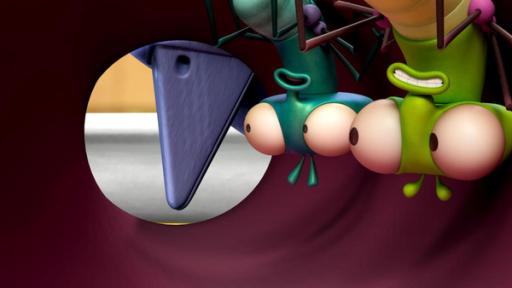 Vogelalarm | Rechte: ©Aardman Animations 2022 In der Kappe eines Stifts kauern kopfüber und ängstlich Floyd und Tante Molly. Sie schauen mit großen Augen zur Öffnung der Stiftkappe, wo ein großer lila Vogelschnabel zu sehen ist.