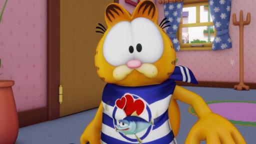 Garfield trägt ein großes Lätzchen mit Fisch-Motiv.
