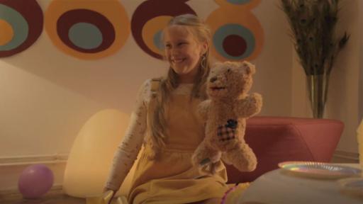Rechte: SR/HRT Croatia Roza verwandelt den schäbigen Teddy in eine Handpuppe.