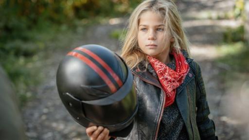 Bild zu: Der Helm | Rechte: Saarländischer Rundfunk Foto: Rada mit ihrem Helm