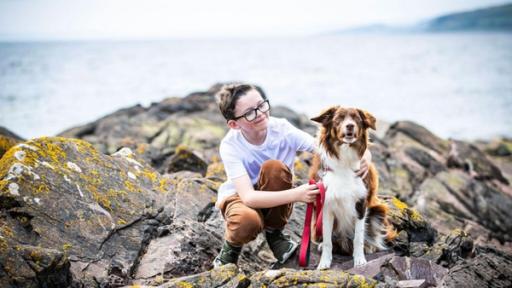 Bild zu: Der Hund und ich | Rechte: Saarländischer Rundfunk Foto: Ein Junge mit einem Hund am Meer - der Kinderfilm Der und und ich