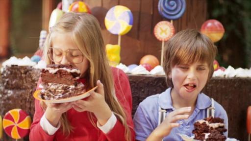 Bild zu: Love Cakes and Rock`n`Roll | Rechte: Saarländischer Rundfunk Foto: Nele und Danny beim Kuchenessen