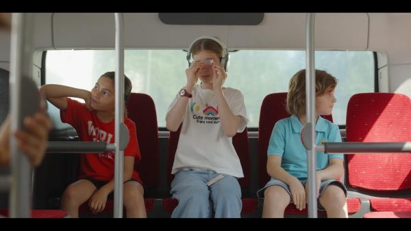 Lenni ist von Zuhause abgehauen. Eileen und Mia sitzen neben ihm im Bus und begleiten ihn.