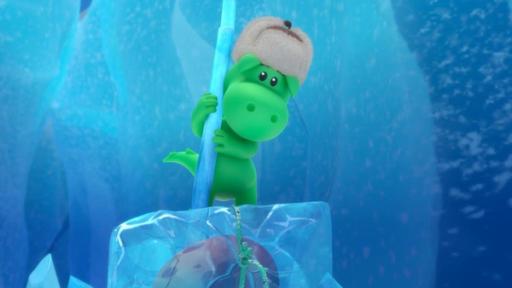 Das Ei im Eis | Rechte: © 2023 MONDO TV Group, Pagot, Calidra, T2T, ZDFS Grisu, der kleine, grüne Drache trägt eine warme Wintermütze. Er steht auf einem Eisblock in einer Gletscherspalte. Im Eisblock eingeschlossen ist ein Ei.