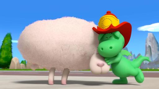 Das verrückte Schaf | Rechte: © 2023 MONDO TV Group, Pagot, Calidra, T2T, ZDFS Der kleine grüne Drache Grisu mit seinem roten Feuerwehrhelm umarmt ein flauschiges Schaf.