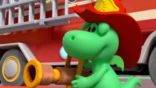 Weiter so, Grisu! | Rechte: © 2023 MONDO TV Group, Pagot, Calidra, T2T, ZDFS Grisu, der kleine Drache mit dem roten Feuerwehrhelm, hält einen Feuerwehrschlauch in der Hand. Er steht vor einem roten Feuerwehrauto.