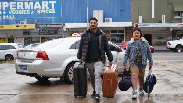 Mickey (Semsi Cheekam, re.) und sein Daddy (Daya Sao-Mafitti, li.) ziehen von Neuseeland ins australische Sydney um.