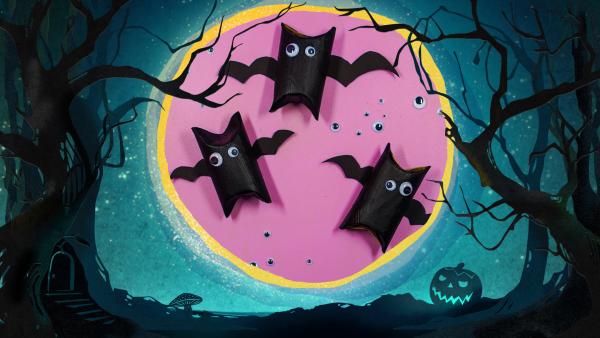 Halloween-Deko: Fledermäuse aus Klopapierrollen