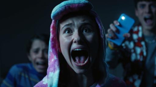 Home Sweet Rome! - Geister-Alarm (S01/E06) | Rechte: Red Monk Studio/hr Lucy schreit erschrocken im Dunkeln.