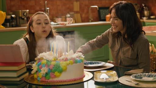 Home Sweet Rome! - Happy Birthday, Lucy! (S01/E12) | Rechte: Red Monk Studio/hr Lucy pustet die Kerzen auf ihrem Einhorn-Geburtstagskuchen aus.