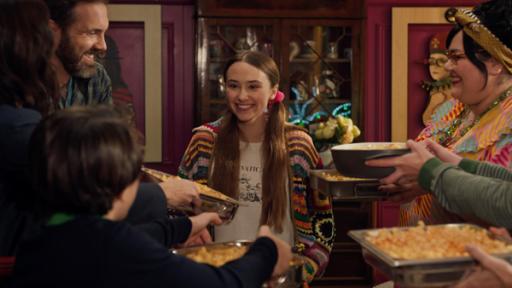 Home Sweet Rome! - Kokosnuss-Hunde-Tag (S01/E05) | Rechte: Red Monk Studio/hr Lucy bekommt Mac and Cheese zu Thanksgiving.