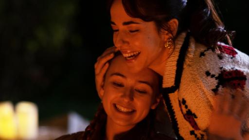 Home Sweet Rome! - Mag ich Oliven? (S01/E09) | Rechte: Red Monk Studio/hr Francesca umarmt ihre Stieftochter Lucy.