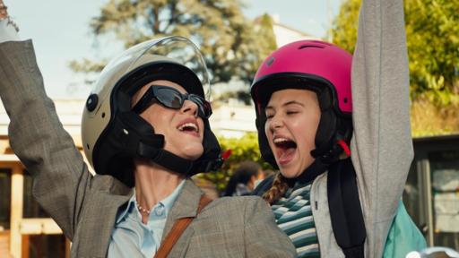 Home Sweet Rome! - Mamma Mia (S01/E01) | Rechte: Red Monk Studio/hr Lucy und ihre Stieffmutter fahren auf einem Roller durch Rom.