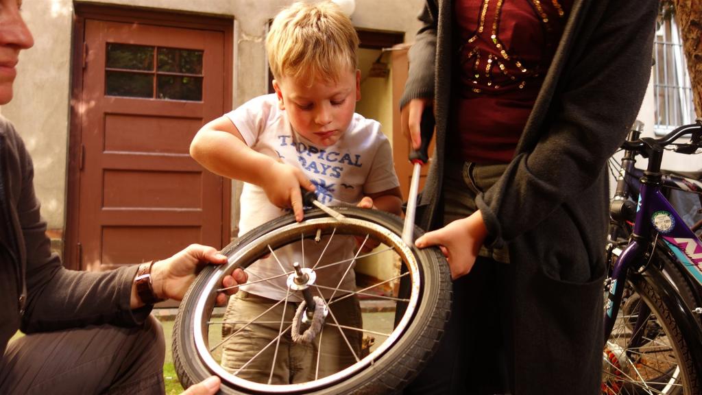 Felix möchte eine Radtour auf einem größeren Fahrrad machen. Pech nur, dass ein Reifen platt ist.
