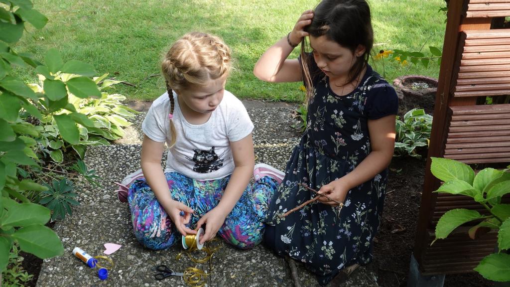Maja und Greta entdecken beim Spielen im Garten eine tote Maus.