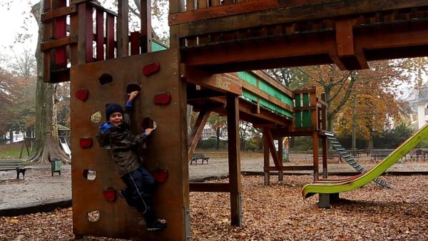 Jakob liebt es zu Klettern. Doch auf dem Spielplatz sind die Klettersteige nicht sehr hoch und es regnet noch dazu.