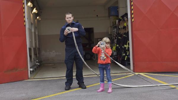 Für Katarina ist ein Tag mit ihrem Papa bei der Feuerwehr lustig und spannend.