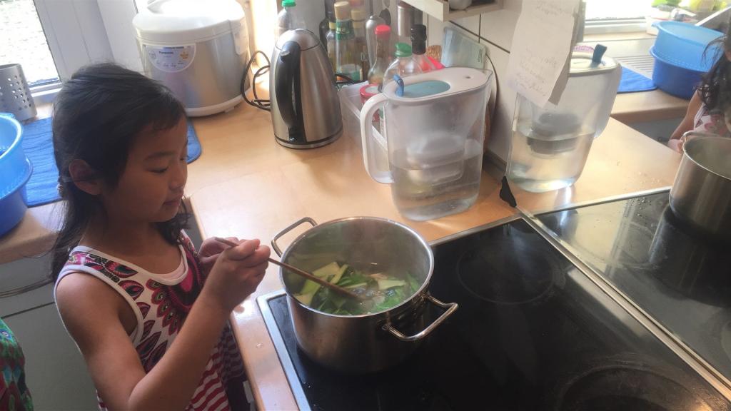 Die sechsjährige May-Lin kocht heute zum ersten Mal chinesische Nudeln und hat ihre Oma zum Essen eingeladen.