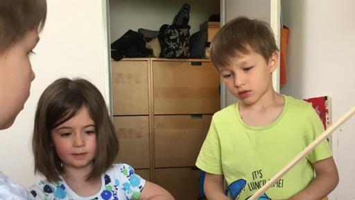 Rechte: ZDF/Studio.TV.Film Der fünfjährige Leo (re.) möchte einen Drachen bauen. Sein älterer Bruder Jakob (li.) und seine Freundin Alysa (Mi.) helfen ihm dabei. Zusammen sind sie ein tolles Team.
