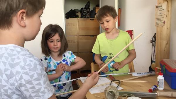 Der fünfjährige Leo (re.) möchte einen Drachen bauen. Sein älterer Bruder Jakob (li.) und seine Freundin Alysa (Mi.) helfen ihm dabei. Zusammen sind sie ein tolles Team.