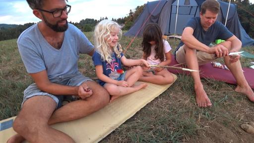 Rechte: KiKA Lia und Lola mit ihren Papas vor dem Zelt.
