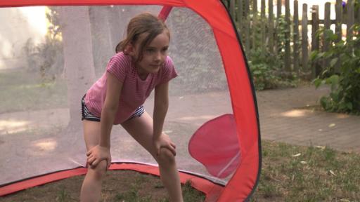 Rechte: KiKA Käte spielt am liebsten Fußball.