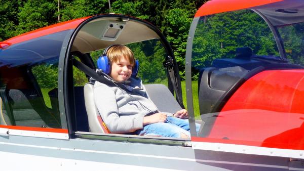 Ian liebt Flugzeuge und das Fliegen. Es geht ein großer Traum für ihn in Erfüllung.