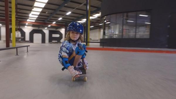 Noor fühlt sich auf dem Skateboard am wohlsten. Sie liebt die Geschwindigkeit und die Bewegung.