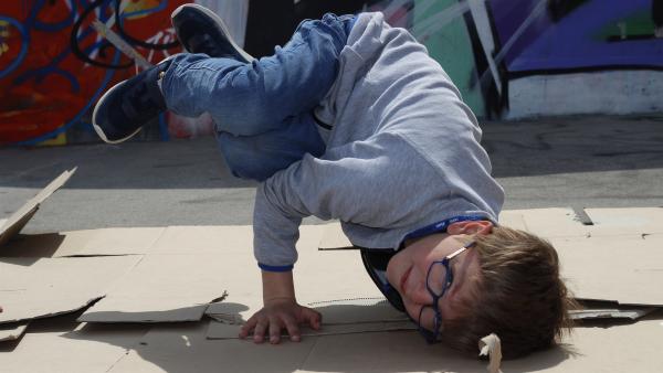 Max liebt Hip-Hop-Musik und möchte ein cooler Breakdancer werden.