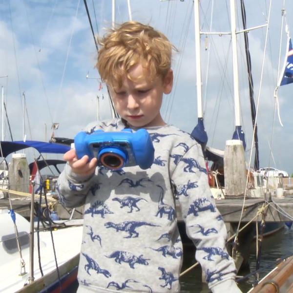 Wybe möchte mit seinem Opa und seinem Vater segeln gehen.Bevor es losgeht, zeigt er uns selbst mit seiner Kamera das Segelboot.